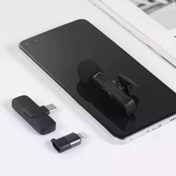Micrófono corbatero inalámbrico con receptor tipo C y adaptador iPhone K8 - dispositivos junto con un celular Micrófono corbatero inalámbrico con receptor tipo C y adaptador iPhone K8 - dispositivos junto con un celular