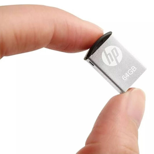 Pendrive 64GB HP v222w – USB 2.0 - visualización del tamaño al ser sujetado por dos dedos Pendrive 64GB HP v222w – USB 2.0