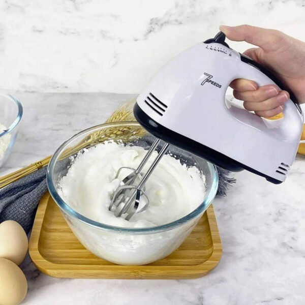 Batidora eléctrica de mano HE-133 - ejemplo de uso batiendo