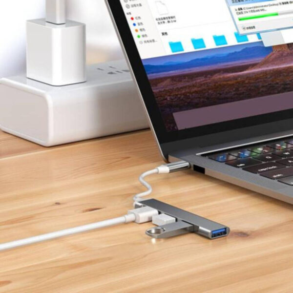 Hub USB 4 puertos con cable USB tipo C Xaea MODV-0012 - ejemplo en uso Hub USB 4 puertos con cable USB tipo C Xaea MODV-0012 - ejemplo en uso