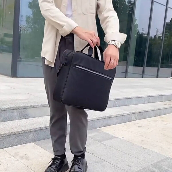 Maletín para notebook 16’’ WL-04B - negro - ejemplo en uso Maletín para notebook 16’’ WL-04B - negro - ejemplo en uso