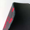 Mouse pad negro con dragón rojo 30x25x0.2cm JNG - vista de espesor