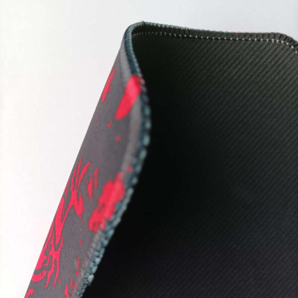 Mouse pad negro con dragón rojo 30x25x0.2cm JNG - vista de espesor