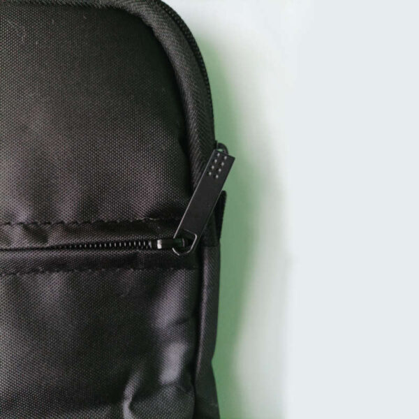 Maletín para notebook hasta 15.6'' - vista de bolsillo y cierre