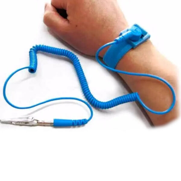 Pulsera antiestática para trabajo de electrónica - ejemplo de uso Pulsera antiestática para trabajo de electrónica - ejemplo de uso